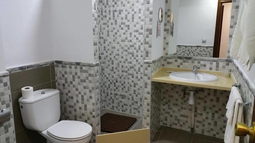Hostal Restaurante El Lirio Bollullos Par del Condado Exterior foto